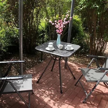 Maritime In Strandnaehe *